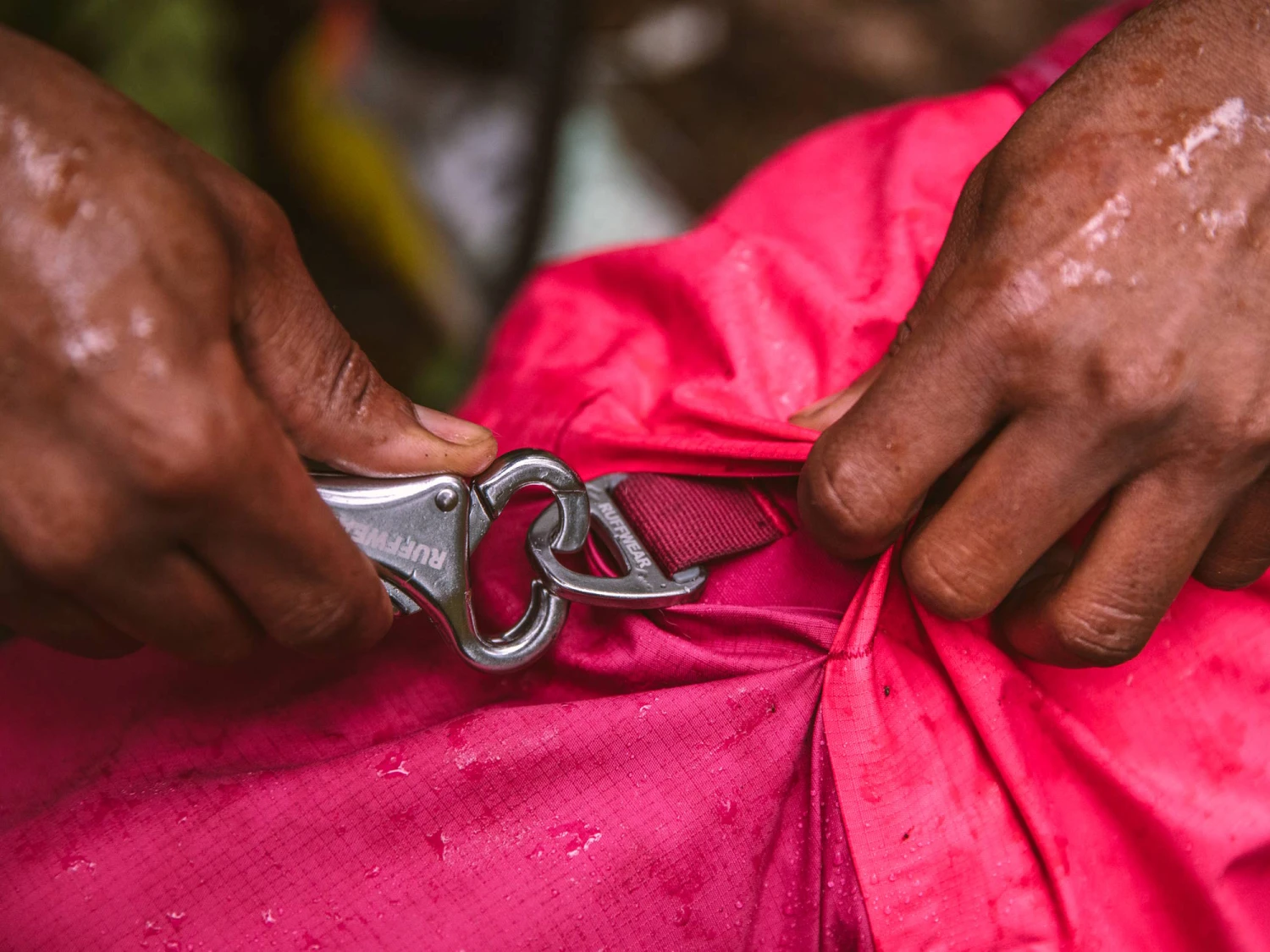 Ruffwear Sun Shower™ Regenmantel Für Hunde Hibiscus Pink 6 Ruffwear Sun Shower™ Regenmantel Für Hunde Hibiscus Pink – Bild 6